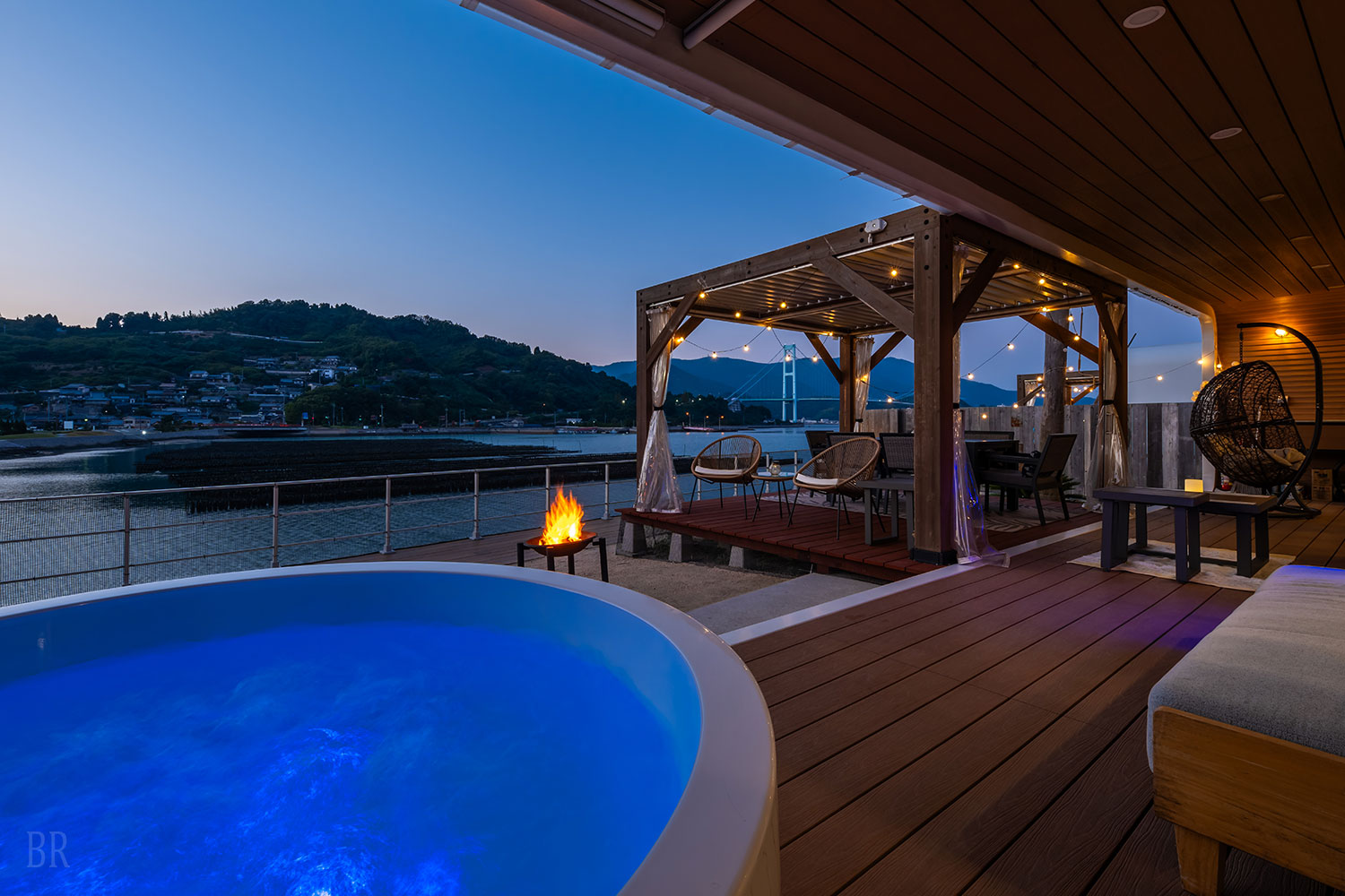 光る温水ジャグジー